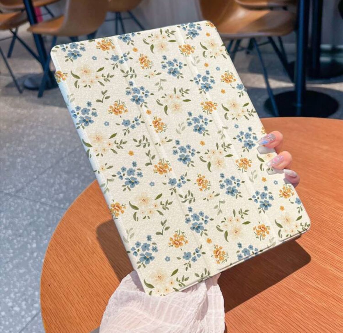 Blue Daisy iPad Case with Pen Slot